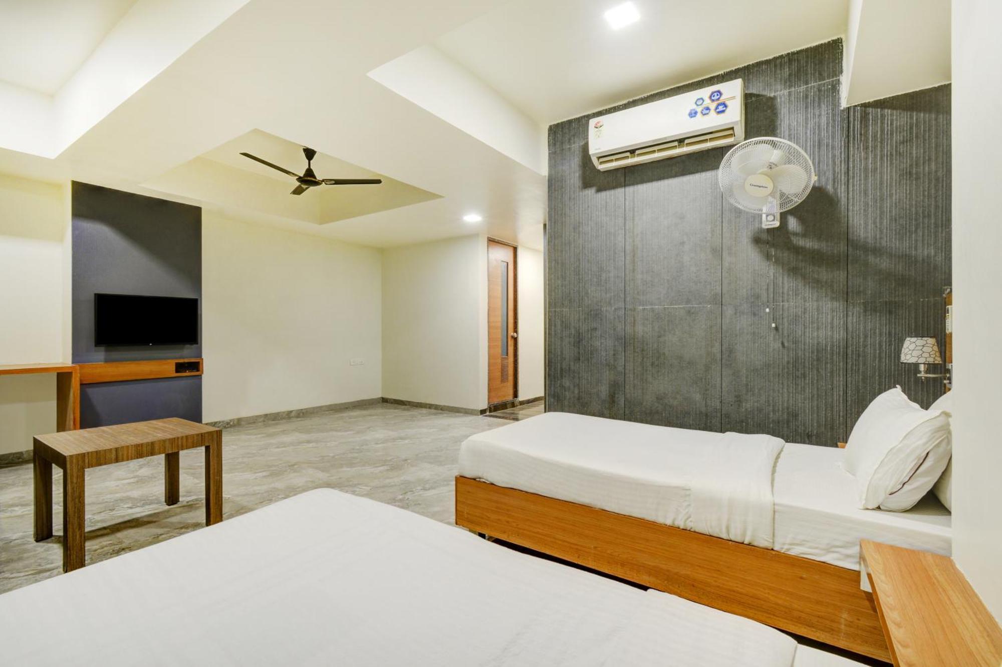 Hotel Desert Inn Tharad Exterior photo